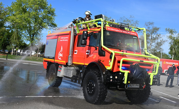 Übergabe neue Tanklöschfahrzeuge Waldbrand für Feuerwehren