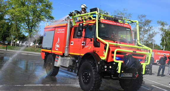 Übergabe neue Tanklöschfahrzeuge Waldbrand für Feuerwehren