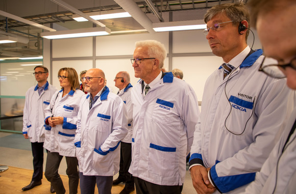 Auslandsbeziehungen Delegationsreise nach Finnland und Schweden Ministerpräsident Winfried Kretschmann (3.v.r.), Verkehrsminister Winfried Hermann (3.v.l.) und Staatssekretärin Katrin Schütz (2.v.l.) beim Besuch von Nokia in Oulu (Finnland)