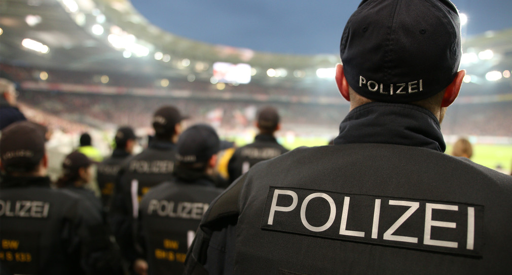 Polizeikräfte bei einem Einsatz im Fußballstadion.