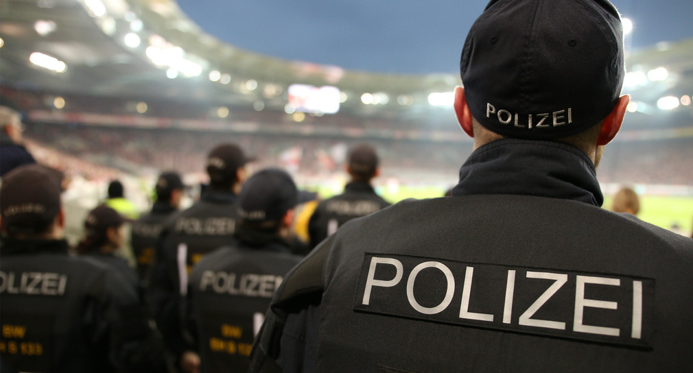 Positive Polizeibilanz Der Fußballsaison 2018/2019: Ministerium Des ...