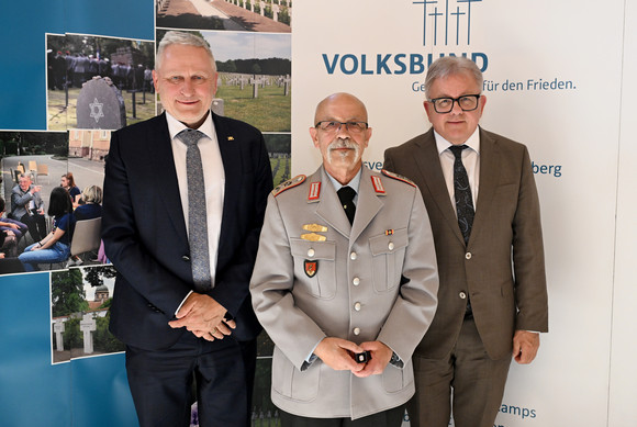 Kriegsgräberfürsorge Symbolische Scheckübergabe an den Volksbund Deutsche Kriegsgräberfürsorge e. V. Scheckübergabe an den Volksbund Deutsche Kriegsgräberfürsorge e. V.