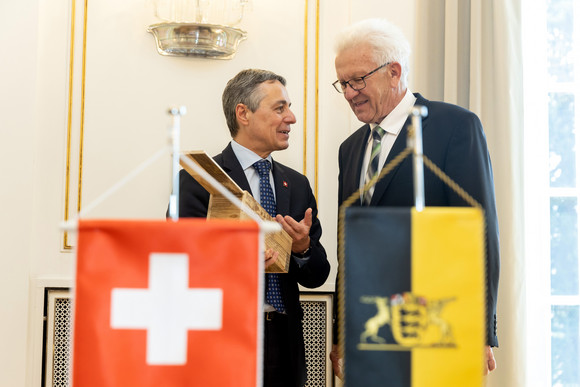 Europa Kretschmann empfängt Schweizer Bundespräsident Ministerpräsident Winfried Kretschmann (rechts) im Gespräch mit dem Schweizer Bundespräsidenten Ignazio Cassis (links)