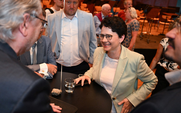 Kabinett Bürgerempfang der Landesregierung in Friedrichshafen Marion Gentges (rechts), Ministerin der Justiz und für Migration, im Gespräch