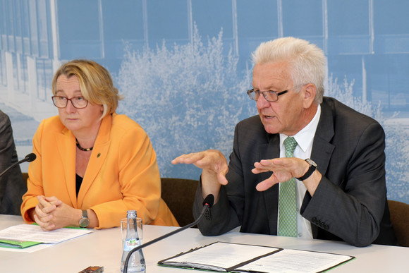 Pressekonferenz Weitere Hilfe für Opfer des syrischen Bürgerkriegs Ministerpräsident Winfried Kretschmann (r.) und Wissenschaftsministerin Theresia Bauer (l.) bei der Regierungspressekonferenz