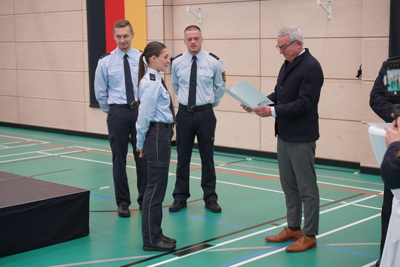 Innenminister Thomas Strobl hat die Verabschiedung der fertig augebildeten Polizistinnen und Polizisten in Wertheim besucht.