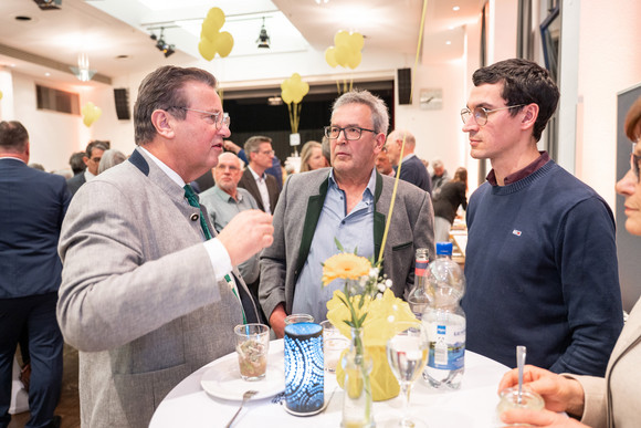 Kabinett Bürgerempfang der Landesregierung in Bad Schussenried Peter Hauk (links), Minister für Ernährung, Ländlichen Raum und Verbraucherschutz, im Gespräch