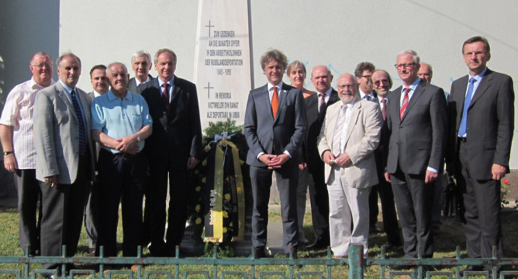 Innenminister Reinhold Gall mit der Delegation nach der Kranzniederlegung am Mahnmal zum Gedenken an die Banater Opfer in den Arbeitskolonnen der Russlanddeportation.