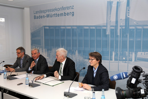 Pressekonferenz Stärkung der Sicherheit v.l.n.r.: Regierungssprecher Rudi Hoogvliet, Innenminister Thomas Strobl, Ministerpräsident Winfried Kretschmann und die LPK-Vorsitzende Barbara Schlegel