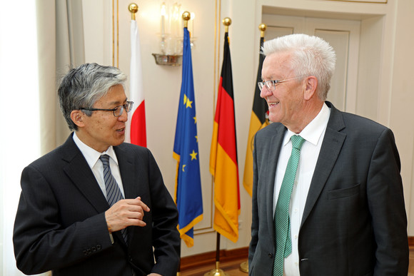 Antrittsbesuch Kretschmann empfängt japanischen Botschafter Ministerpräsident Winfried Kretschmann (r.) und der japanische Botschafter Takeshi Yagi (l.)