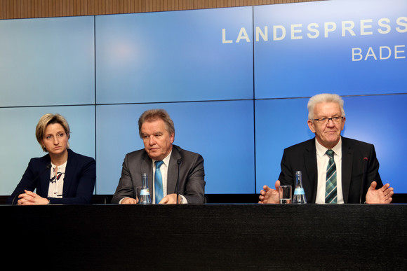 Pressekonferenz Think Tank „Industrielle Ressourcenstrategien“ Ministerpräsident Winfried Kretschmann (r.), Umweltminister Franz Untersteller (M.) und Wirtschaftsministerin Nicole Hoffmeister-Kraut (l.)