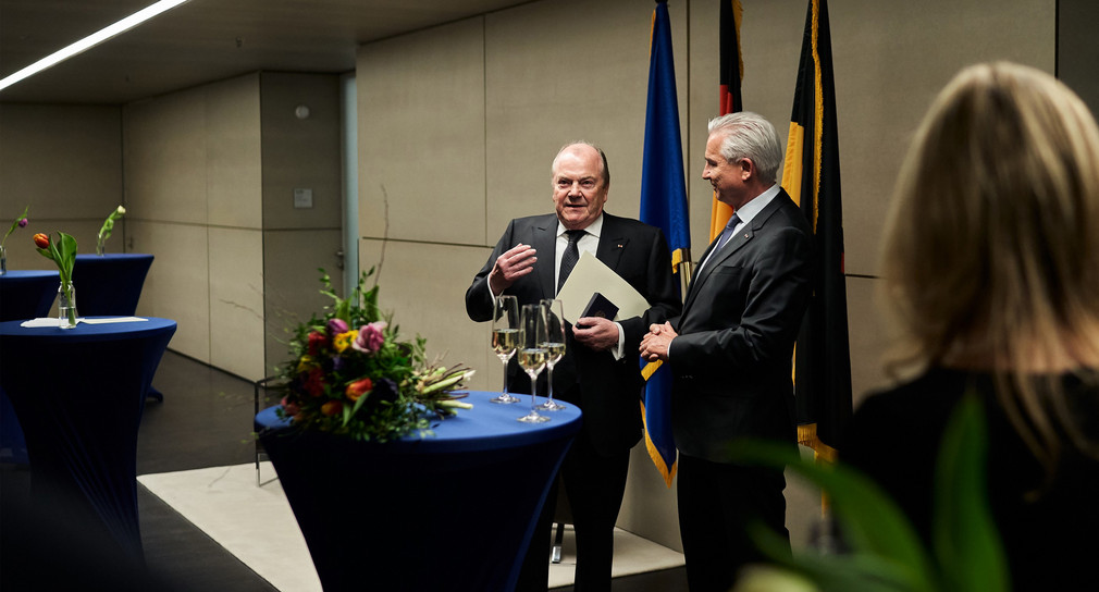 Minister Thomas Strobl und Dr. Eduardo Antonio Garcia  bei der Verleihung des Bundesverdienstkreuzes.