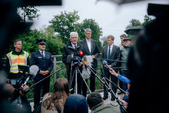 Bahn Schweres Zugunglück bei Riedlingen Ministerpräsident Winfried Kretschmann (3. von links), Bundesverkehrsminister Patrick Schnieder (3. von rechts), Bahnchef Richard Lutz (2. von rechts) und Verkehrsminister Winfried Hermann (rechts)