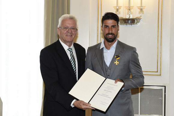Auszeichnung Verdienstorden des Landes an Sami Khedira Ministerpräsident Winfried Kretschmann (l.) und Sami Khedira (r.)