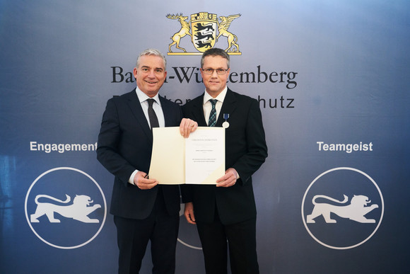 Minister Thomas Strobl verleiht in Stuttgart das neue Bevölkerungsschutz-Ehrenzeichen. Fotograf Steffen Schmid.