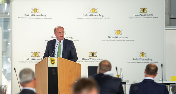 Staatssekretär Wilfried Klenk bei der Vorstellung des Berichts zur Struktur- und Bedarfsanalyse der Luftrettung in Baden-Württemberg in Bruchsal (Bild: Innenministerium Baden-Württemberg)