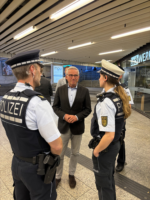 Minister Thomas Strobl im Gespräch mit Polizisten