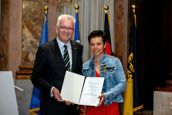 Auszeichnung Verdienstorden des Landes an 19 verdiente Persönlichkeiten Ministerpräsident Winfried Kretschmann (l.) und Sabine Spitz (r.)