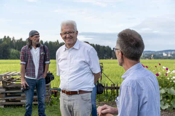 Sommertour Rückblick auf die Sommertour Ministerpräsident Winfried Kretschmann hat im Rahmen seiner Sommertour Mitglieder der Solidarischen Landwirtschaft Baarfood zu einem "Werkstattgespräch" auf ihrem Acker in Brigachtal-Überauchen getroffen.
