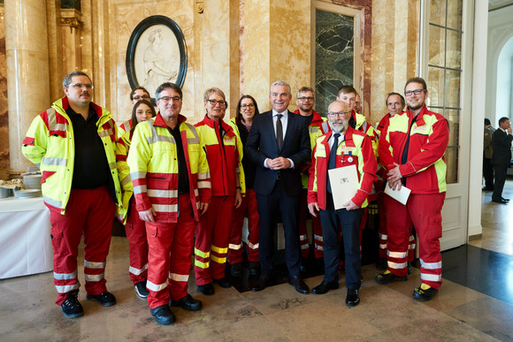 Minister Thomas Strobl verleiht in Stuttgart das neue Bevölkerungsschutz-Ehrenzeichen. Fotograf Steffen Schmid.