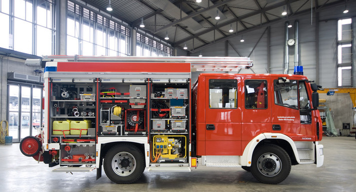 Seitlich geöffnetes Feuerwehrfahrzeug. Quelle: Gertrud-Luckner-Gewerbeschule Freiburg, Klasse D3FG, Schuljahr 09/10