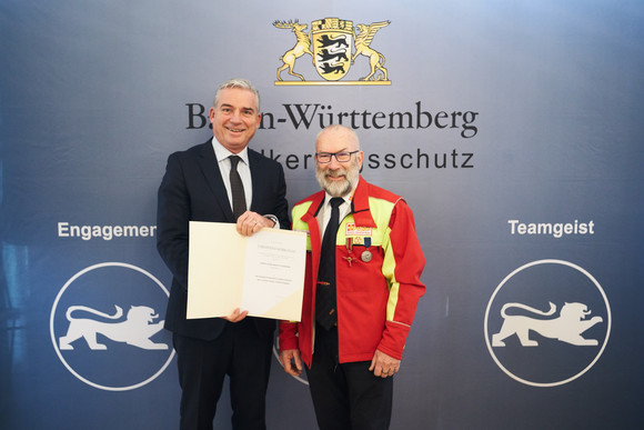Bevölkerungsschutz Zum ersten Mal verliehen: Innenminister Strobl stiftet Bevölkerungsschutz-Ehrenzeichen Minister Thomas Strobl verleiht in Stuttgart das neue Bevölkerungsschutz-Ehrenzeichen. Fotograf Steffen Schmid.