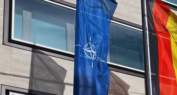 Flaggen vor dem Gebäude des Innenministeriums: NATO, Deutschland und Baden-Württemberg