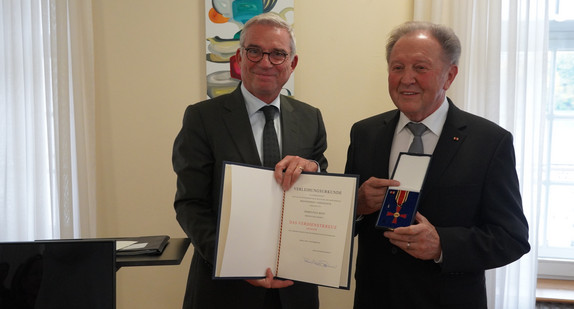 Verleihung des Bundesverdienstkreuzes Verleihung des Bundesverdienstkreuzes