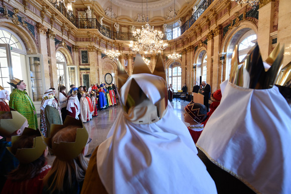 Hilfsaktion Kretschmann empfängt Sternsinger Ministerpräsident Winfried Kretschmann und seine Frau Gerlinde empfangen Sternsingergruppen