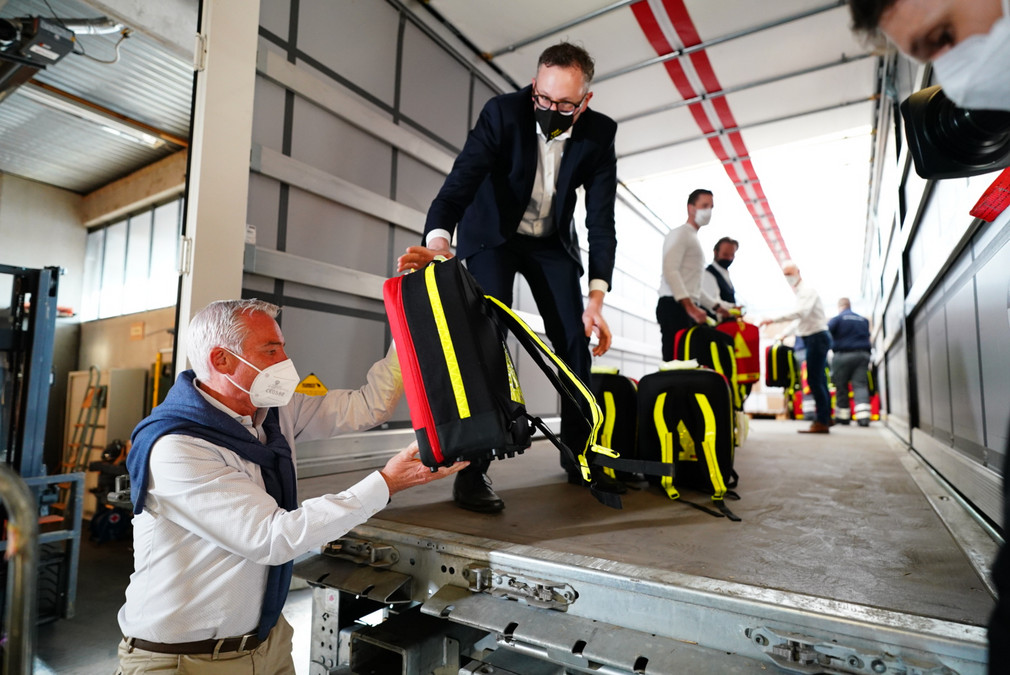 Innenminister Thomas Strobl hilft beim Bepacken eines Lasters des Hilfskonvois in die Ukraine.