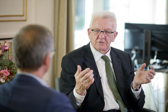 Dialog Online-Bürgersprechstunde mit dem Ministerpräsidenten Ministerpräsident Winfried Kretschmann (r.) und Regierungssprecher Rudi Hoogvliet (l.)