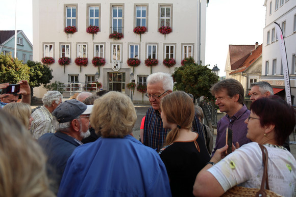 Sommertour Kretschmann wandert mit Bürgerinnen und Bürgern Hechinger Marktplatz: Ministerpräsident Winfried Kretschmann (M.) im Gespräch mit Bürgerinnen und Bürgern