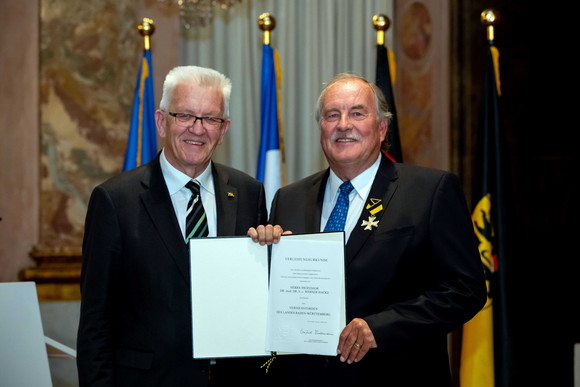 Auszeichnung Verdienstorden des Landes an 19 verdiente Persönlichkeiten Ministerpräsident Winfried Kretschmann (l.) und Prof. Dr. med. Dr. h. c. Werner Hacke (r.)
