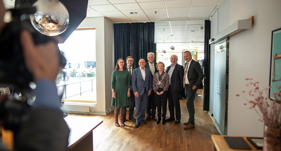 Auslandsbeziehungen Delegationsreise nach Finnland und Schweden Gruppenbild mit Ministerpräsident Winfried Kretschmann (M.), Oberbürgermeisterin Anneli Rhedin (3.v.r.) und Verkehrsminister Winfried Hermann (3.v.l.) im Lindholmen Science Park in Göteborg (Schweden) (Bild: Staatsministerium Baden-Württemberg)