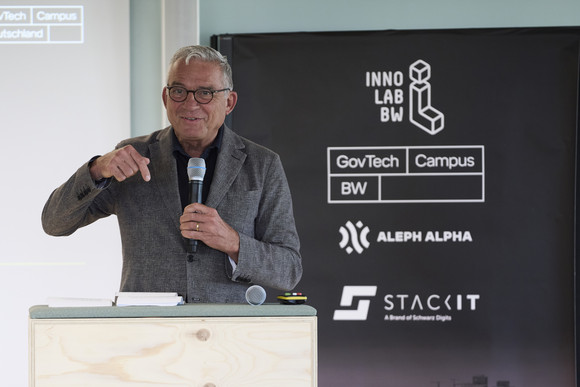 Künstliche Intelligenz Mit dem neuen F13 in die Verwaltung der Zukunft Thomas Strobl, Stellvertretender Ministerpräsident und Minister des Inneren, für Digitalisierung und Kommunen, bei seiner Rede.