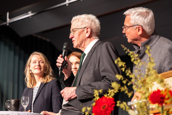 Kabinett Bürgerempfang der Landesregierung in Bad Schussenried Ministerpräsident Winfried Kretschmann (Mitte) spricht auf der Bühne