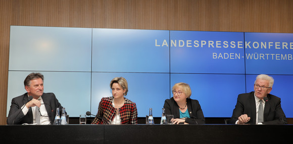 v.r.n.l.: Ministerpräsident Winfried Kretschmann, Wissenschaftsministerin Theresia Bauer, Wirtschaftsministerin Nicole Hoffmeister-Kraut und Sozial- und Integrationsminister Manne Lucha bei der Regierungspressekonferenz (Bild: Staatsministerium Baden-Württemberg)