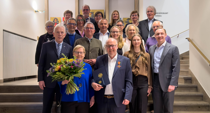 Bernhard Löffler (1. Reihe rechts) mit Oberbürgermeister Harry Mergel und Minister Thomas Strobl (2. Reihe von links) sowie Angehörigen
