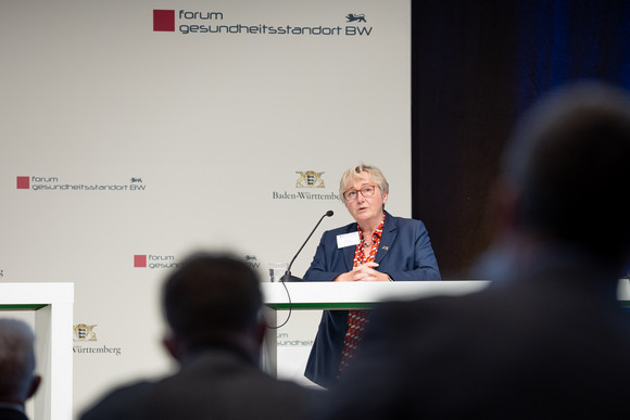 Gesundheit Dritte Jahresveranstaltung des Forums Gesundheitsstandort Die Ministerin für Wissenschaft, Forschung und Kunst Theresia Bauer spricht auf der dritten Jahresveranstaltung des Forums Gesundheitsstandort Baden-Württemberg.