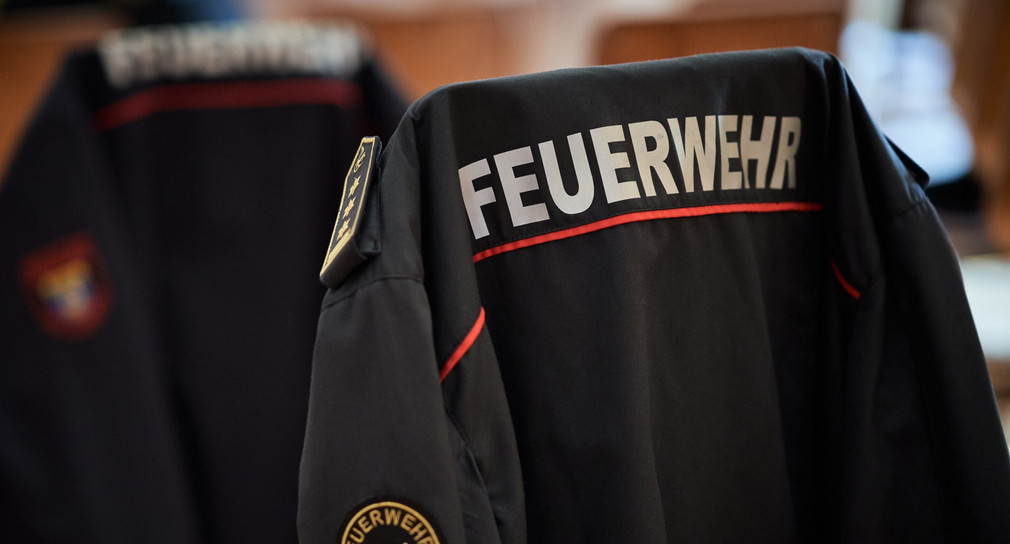 Jacken von Mitgliedern der Feuerwehr.