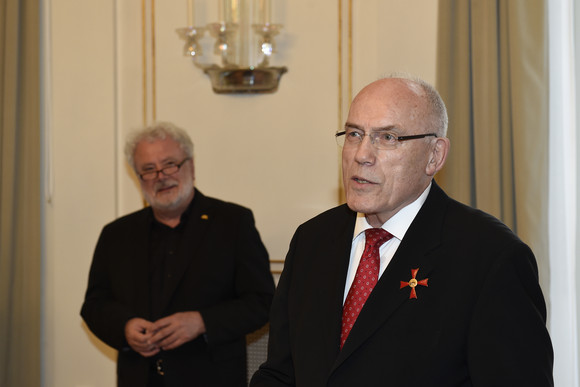 Auszeichnung Bundesverdienstkreuz 1. Klasse für Rudolf Böhmler Staatsminister Klaus-Peter Murawski (l.) und Staatssekretär a. D. Dr. Rudolf Böhmler (r.) (Foto: Staatsministerium Baden-Württemberg)