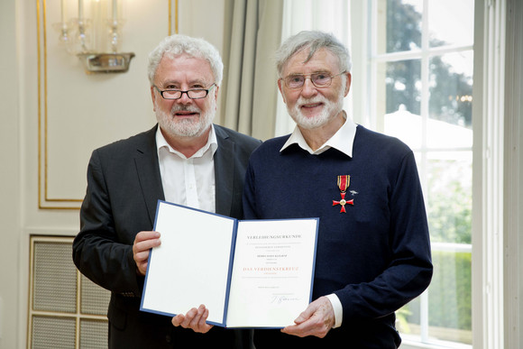 Auszeichnung Bundesverdienstkreuz für Josef Klegraf Josef Klegraf (r.) und Staatsminister Klaus-Peter Murawski (l.)