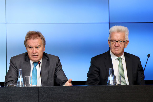 Pressekonferenz Erster Monitoringbericht zu Klimafolgen und Anpassung Ministerpräsident Winfried Kretschmann (r.) und Umweltminister Franz Untersteller (l.)