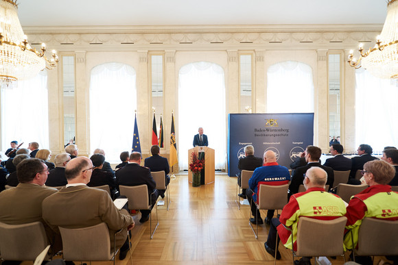 Minister Thomas Strobl verleiht in Stuttgart das neue Bevölkerungsschutz-Ehrenzeichen. Fotograf Steffen Schmid.