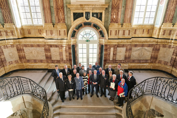 Minister Thomas Strobl verleiht in Stuttgart das neue Bevölkerungsschutz-Ehrenzeichen. Fotograf Steffen Schmid.