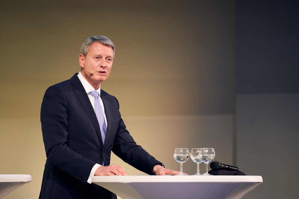 Ministerialdirigent Andreas Schütze moderiert das 1. CyberSicherheitsForum. (Bild: © Steffen Schmid)