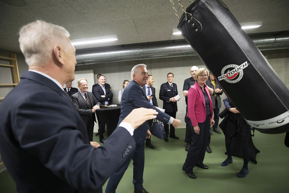 Innenminister Strobl und Oberbürgermeister Harry Mergel beim Rundgang des Schieß- und Einsatztrainingszentrums.