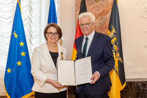 Auszeichnung Verdienstorden des Landes an 23 verdiente Persönlichkeiten Ministerpräsident Winfried Kretschmann (rechts) und Annette Widmann-Mauz (links)