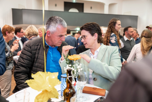 Kabinett Bürgerempfang der Landesregierung in Bad Schussenried Marion Gentges (rechts), Ministerin der Justiz und für Migration, im Gespräch