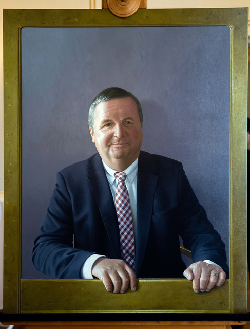 Ministerpräsidenten Mappus-Porträt für Galerie der Villa Reitzenstein übergeben Gemälde von Ministerpräsident a.D. Stefan Mappus